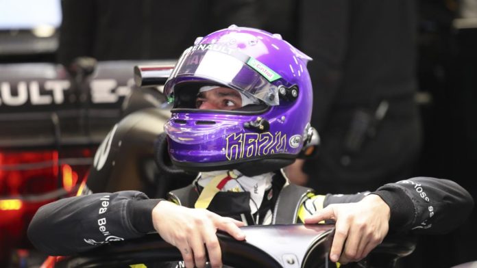 Ricciardo using the purple helmet to give tribute to Kobe Bryant in testing